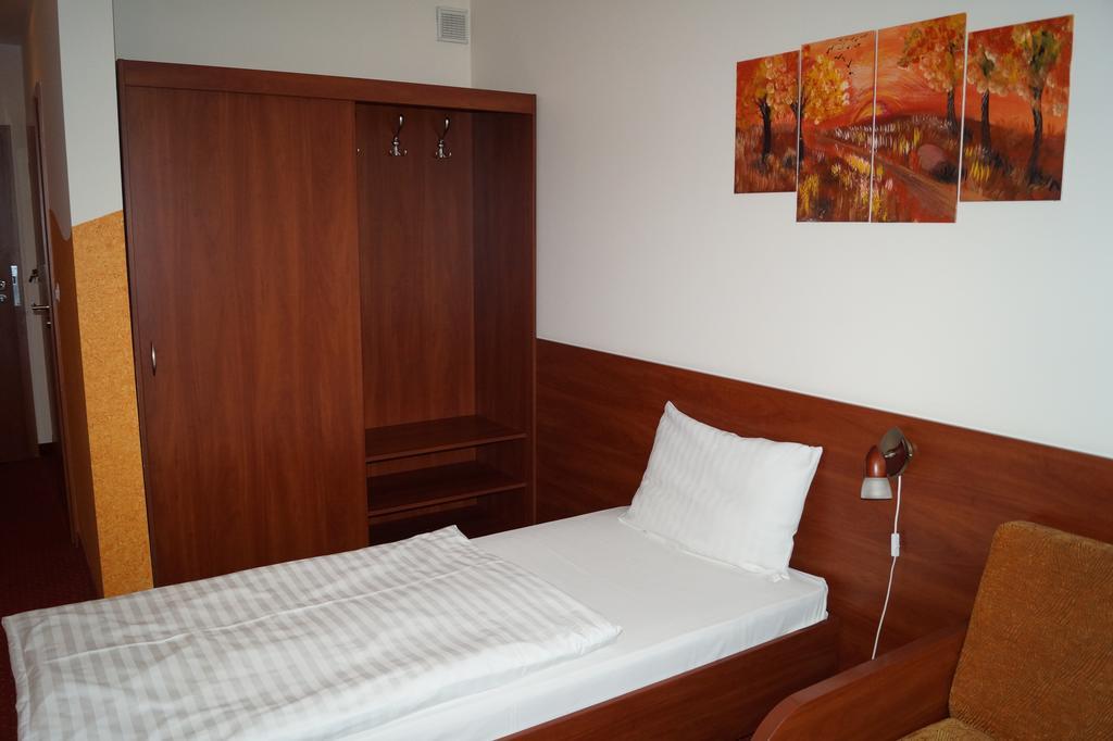Hotel Podroznik Koszuty Dış mekan fotoğraf