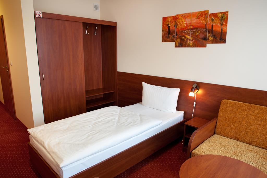 Hotel Podroznik Koszuty Dış mekan fotoğraf